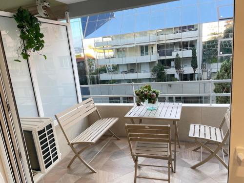 Балкон или терраса в STUDIO SUR LA PROMENADE DES ANGLAIS AVEC VUE MER ORIGINALE À 40 m DE LA PLAGE