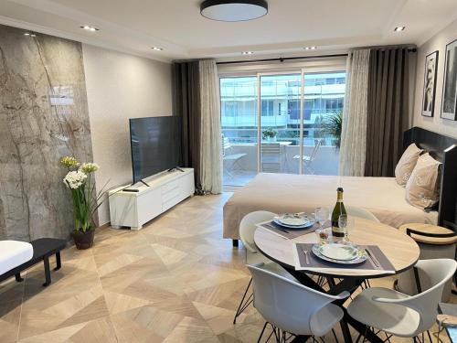 Гостиная зона в STUDIO SUR LA PROMENADE DES ANGLAIS AVEC VUE MER ORIGINALE À 40 m DE LA PLAGE