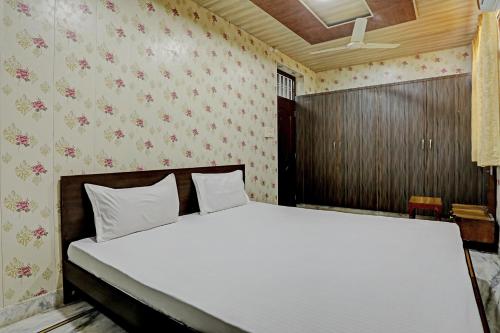 a bedroom with a large white bed in a room at OYO 82032 The Gunjan Villa Palace in Udaipur