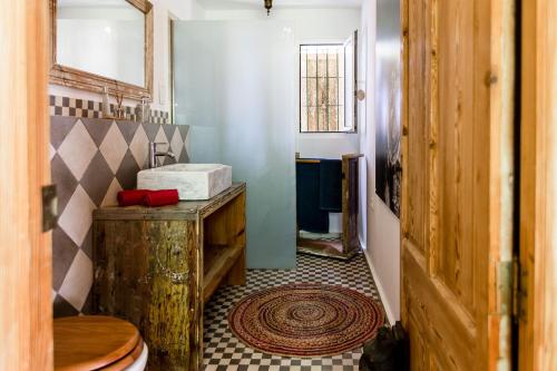 een badkamer met een toilet en een wastafel bij Hotel Finca Duende - Adults Only in Hozanejos