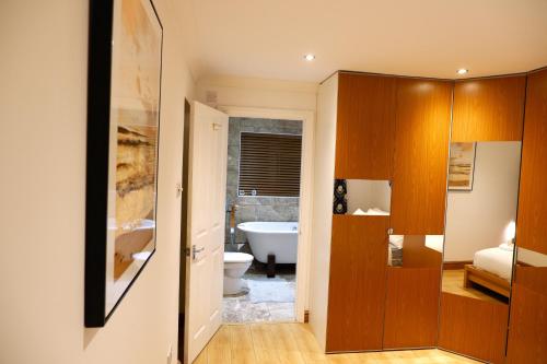 a bathroom with a toilet and a bath tub at Dundridge Home - Morden Urban Living - Sleeps up to 9 guests & private parking for 2 vehicles in Bristol