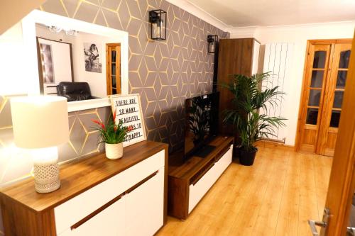 TV a/nebo společenská místnost v ubytování Dundridge Home - Morden Urban Living - Sleeps up to 9 guests & private parking for 2 vehicles
