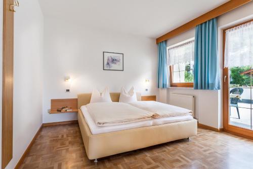 A bed or beds in a room at Residence Schnatzhof