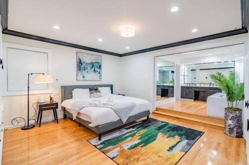 シカゴにある4Bedroom Gold Coast Duplex with Jacuzzi in the Bedroom and Optional Valet Parkingのベッドルーム1室(ベッド1台、大きな窓付)