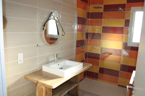 une salle de bain avec un lavabo et un miroir dans l'établissement Gite du Llevan, à Sorède