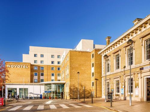 uma rua vazia numa cidade com edifícios em Novotel London Greenwich em Londres