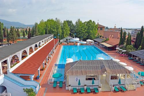 Bazén v ubytování Hotel Boccaccio nebo v jeho okolí