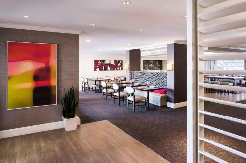 a restaurant with a dining room with tables and chairs at Hyatt Regency Newport Beach in Newport Beach