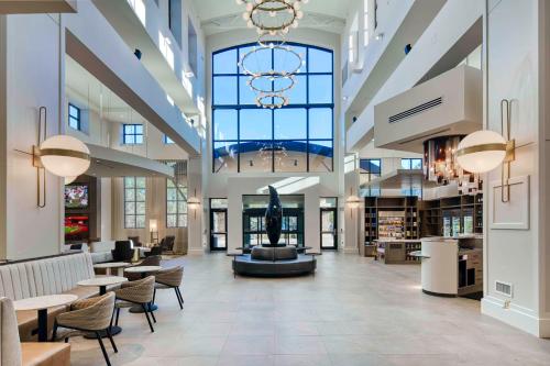 Posezení v ubytování Embassy Suites by Hilton Raleigh Durham Airport Brier Creek