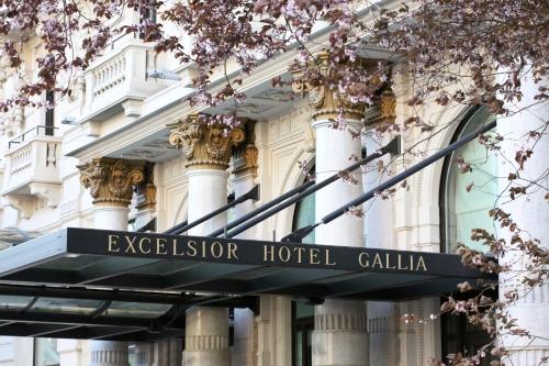 um sinal para o exterior de um edifício de hotel em Excelsior Hotel Gallia, a Luxury Collection Hotel, Milan em Milão