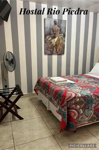 Ένα ή περισσότερα κρεβάτια σε δωμάτιο στο Hostal Rio Piedra