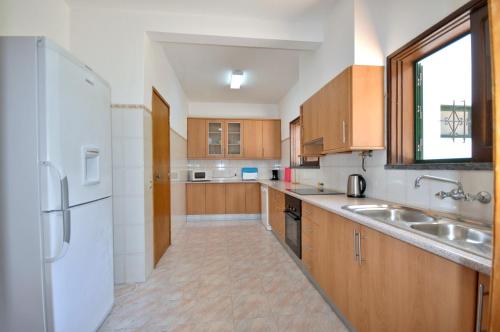 Close to Beaches and All Amenities, Private Pool, Free AC and Wifi