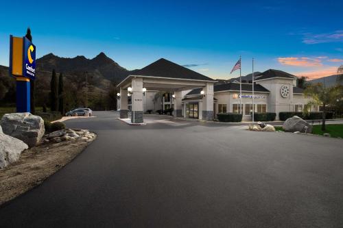a hotel with a sign in front of a building at Comfort Inn & Suites Sequoia Kings Canyon in Three Rivers