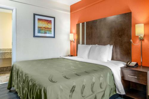 una habitación de hotel con una cama grande en una habitación en Quality Inn & Suites Jacksonville-Baymeadows en Jacksonville