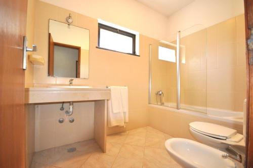 Close to Beaches and All Amenities, Private Pool, Free AC and Wifi