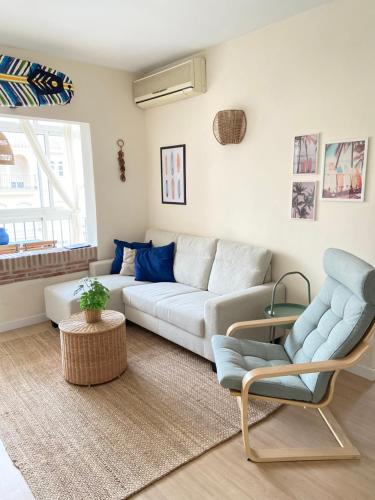 un soggiorno con divano bianco e sedie blu di Fuengirola Sol - Apartamento Céntrico y Luminoso a Fuengirola