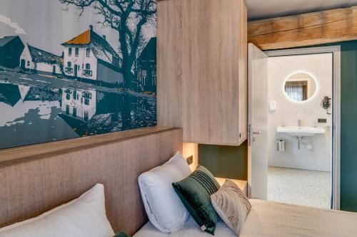 una camera da letto con un letto e un lavandino in una stanza di Hoeve de Bongerd a Beesel