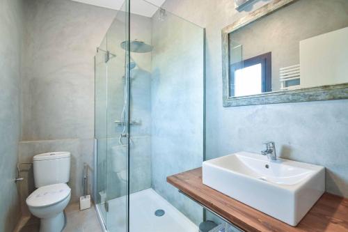 een badkamer met een toilet, een wastafel en een douche bij Casa Can Pau in Begur