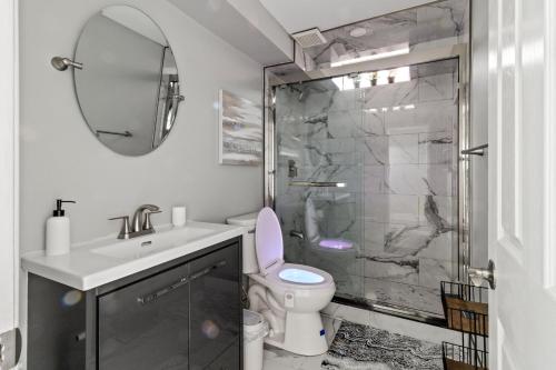 y baño con aseo, lavabo y ducha. en Luxurious and spacious 3 bedroom apartment, en Mississauga