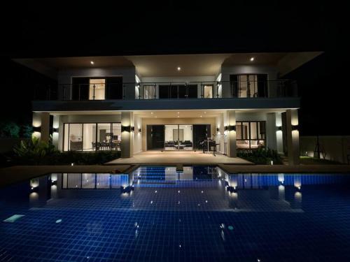 una grande casa con piscina di notte di 4bdr villa in Laguna Big garden and pool a Phuket