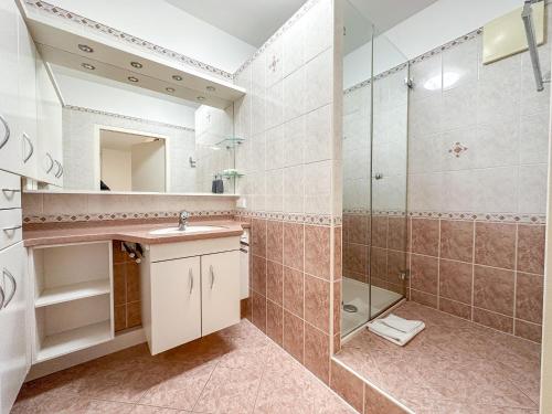 een badkamer met een douche en een wastafel bij FeelHome-Prater-Ausblick-Terrasse-6 Gäste-WiFi-Smart TV in Wenen