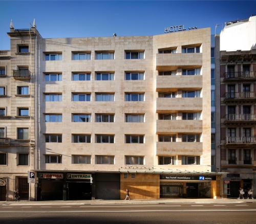 een groot gebouw op de hoek van een straat bij HCC Montblanc in Barcelona