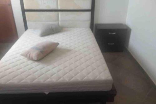 Una cama con una almohada en una habitación en Vacations House in Penonomé, Cocle en Penonomé