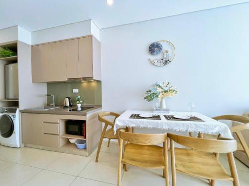 Кухня или мини-кухня в MeoMeo Homestay - The Sóng Apartment
