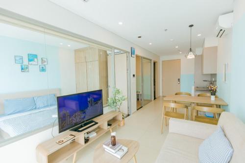 Телевизор и/или развлекательный центр в MeoMeo Homestay - The Sóng Apartment