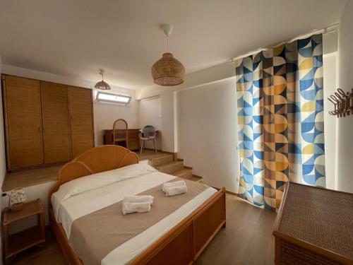 een slaapkamer met een bed met twee handdoeken erop bij South Valley in Agrigento