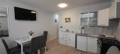 une cuisine avec une table à manger et une cuisine avec un évier dans l'établissement Apartment Vanja 1 - near city center, à Krapina