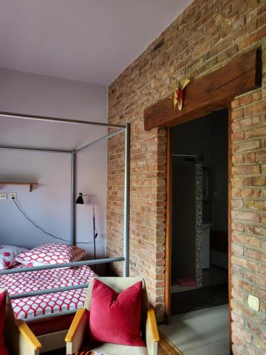 a brick room with a bed and a brick wall at DOM GOŚCINNY PTASZARNIA - NATURA-Free PARKING in Świnoujście