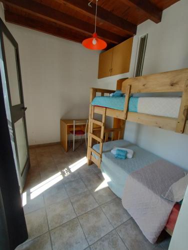 Habitación con 2 literas y mesa. en Los Nietos Soler en Mendoza