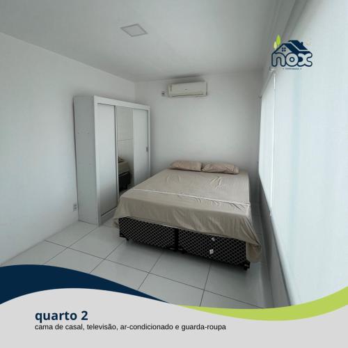 - une chambre blanche avec un lit dans l'établissement Nox Temporada - Flat 201 a 4km da Feira e Shopping Caruaru, à Caruaru
