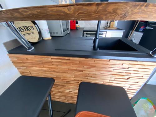 - un comptoir de cuisine avec un évier et 2 chaises dans l'établissement Cassis grande terrasse emplacement au top à 1 minute de la plage à pieds, à Cassis