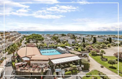 une vue aérienne d'un complexe avec piscine dans l'établissement Villa dans la Pinède, au Cap d'Agde