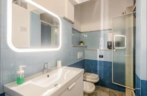 リオマッジョーレにあるCasa Castiglioneのバスルーム(洗面台、トイレ、鏡付)
