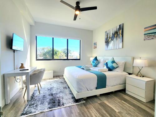 Televisyen dan/atau pusat hiburan di Lux place and cozy 3Beds 2Rooms enjoy life in WPB Gym, EV Station Nearby the downtown and beaches
