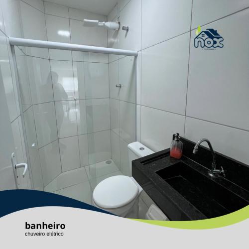 Nox Temporada - Flat 101 a 4km da Feira e Shopping Caruaru في كاروارو: حمام به مرحاض أبيض ومغسلة