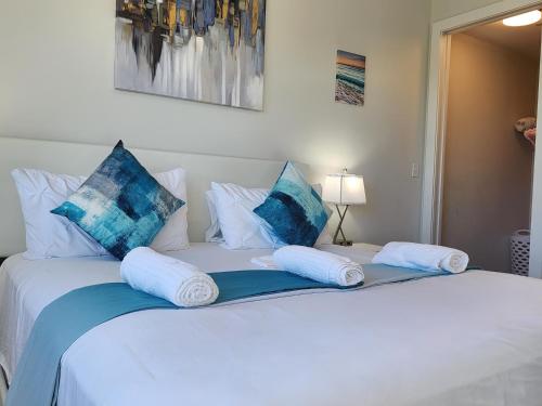 Katil atau katil-katil dalam bilik di Lux place and cozy 3Beds 2Rooms enjoy life in WPB Gym, EV Station Nearby the downtown and beaches
