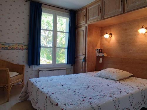 een slaapkamer met een bed en een raam bij Spacious holiday home with private pool in Cazouls-lès-Béziers