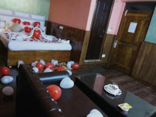 - un salon avec un canapé et un lit avec des ballons dans l'établissement HOTEL MOUNT ROYALE Darjeeling, à Darjeeling