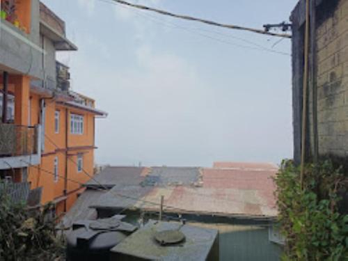 une vue sur les toits des bâtiments d'une ville dans l'établissement HOTEL MOUNT ROYALE Darjeeling, à Darjeeling