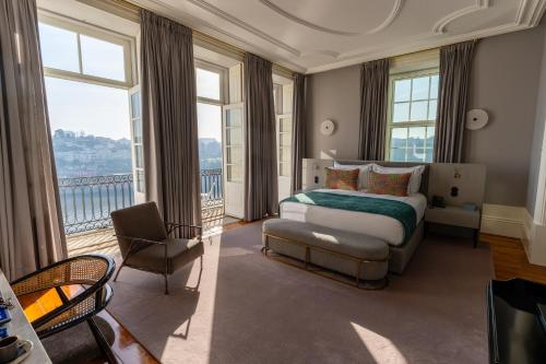 1 dormitorio con 1 cama y balcón con ventanas en Maison Bleue, en Oporto