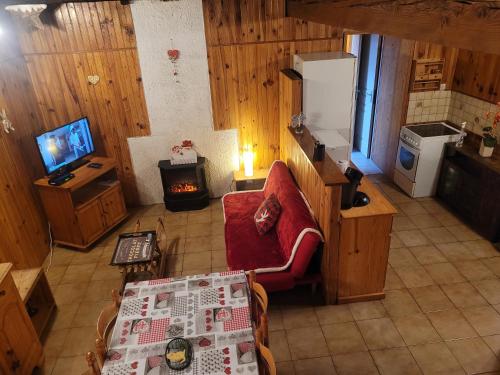 an overhead view of a living room with a couch and a television at Le chalet in Vertamboz