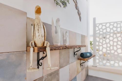 a wall with statues of birds on a ledge at Casa Blanca Tenerife in Playa de San Juan