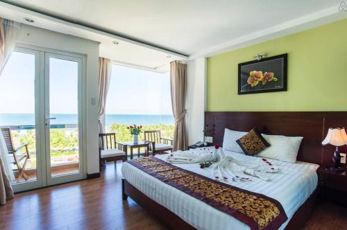 Postel nebo postele na pokoji v ubytování Dragon Sea Hotel
