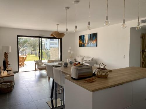 Kuchyň nebo kuchyňský kout v ubytování Domaine d'Arca - Flaubert 06 - 3 chambres - rez de chaussée