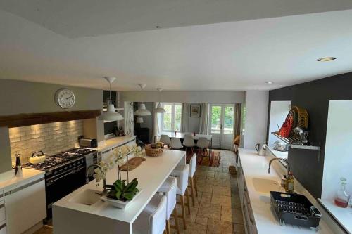 A kitchen or kitchenette at Large 4 bed house in Malmesbury, great for big families