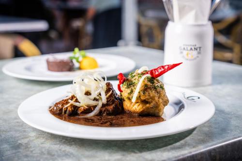 zwei Teller Essen auf einem Tisch in der Unterkunft Hotel Galant Mikulov in Mikulov